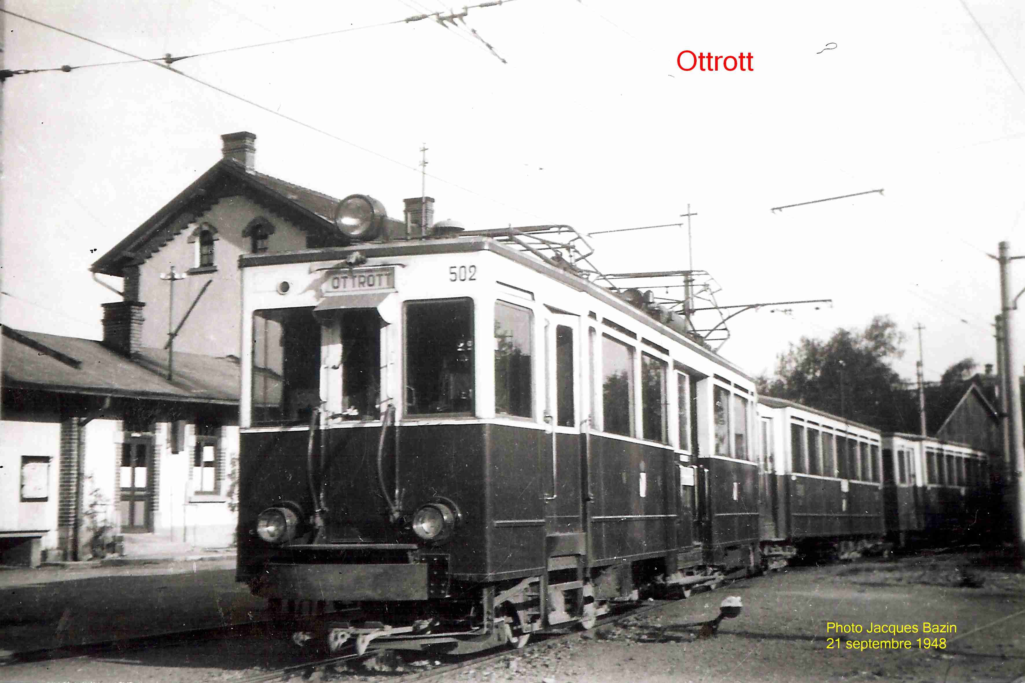 L'automotrice n° 502 et deux voitures au terminus de la ligne.
